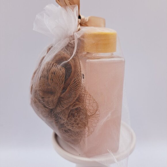 Bath & Body Holiday Vanilla Body Wash, Body Lotion & Cinnamon Vanilla Hand Cream - Picture 4 of 7